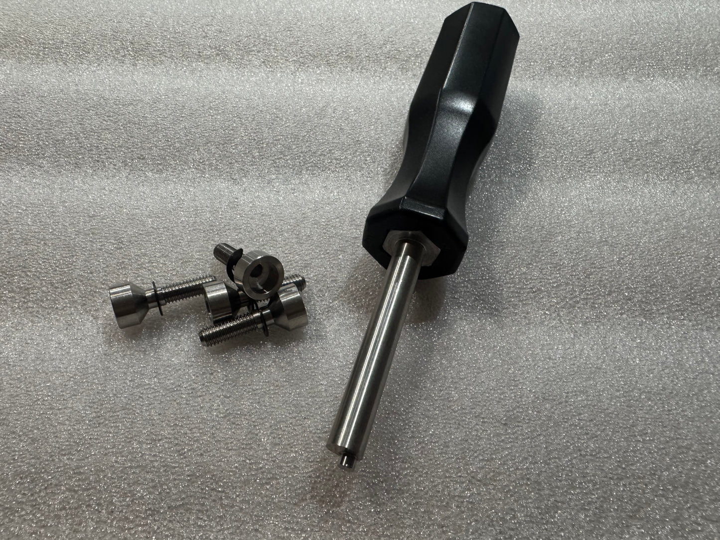 Security bolts and special tool for OZ Racing wheels caps.