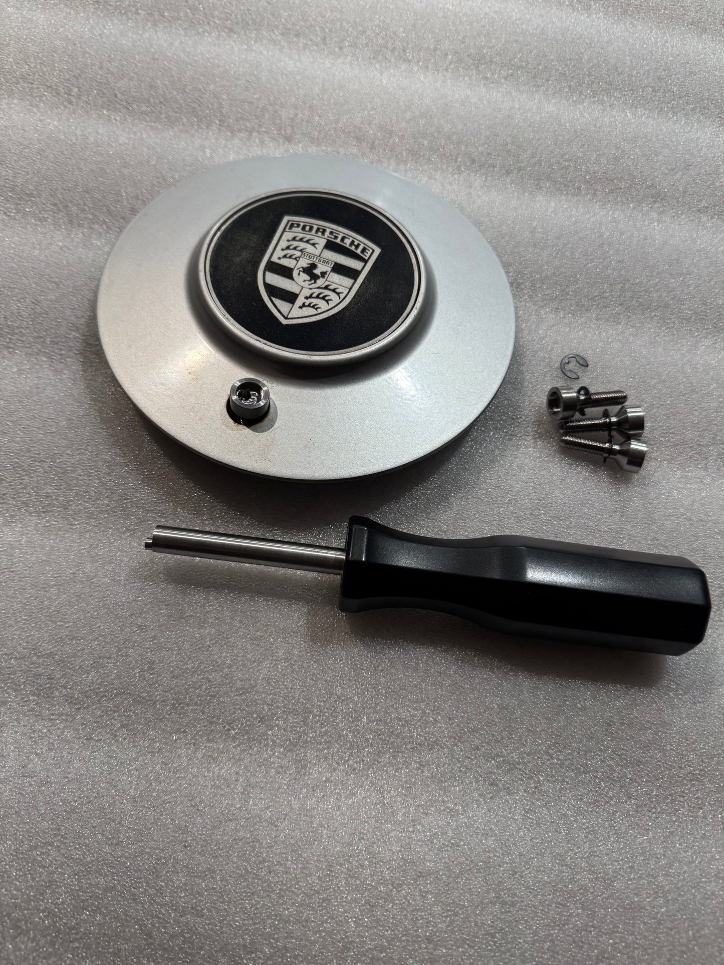 Security bolts and special tool for OZ Racing wheels caps.