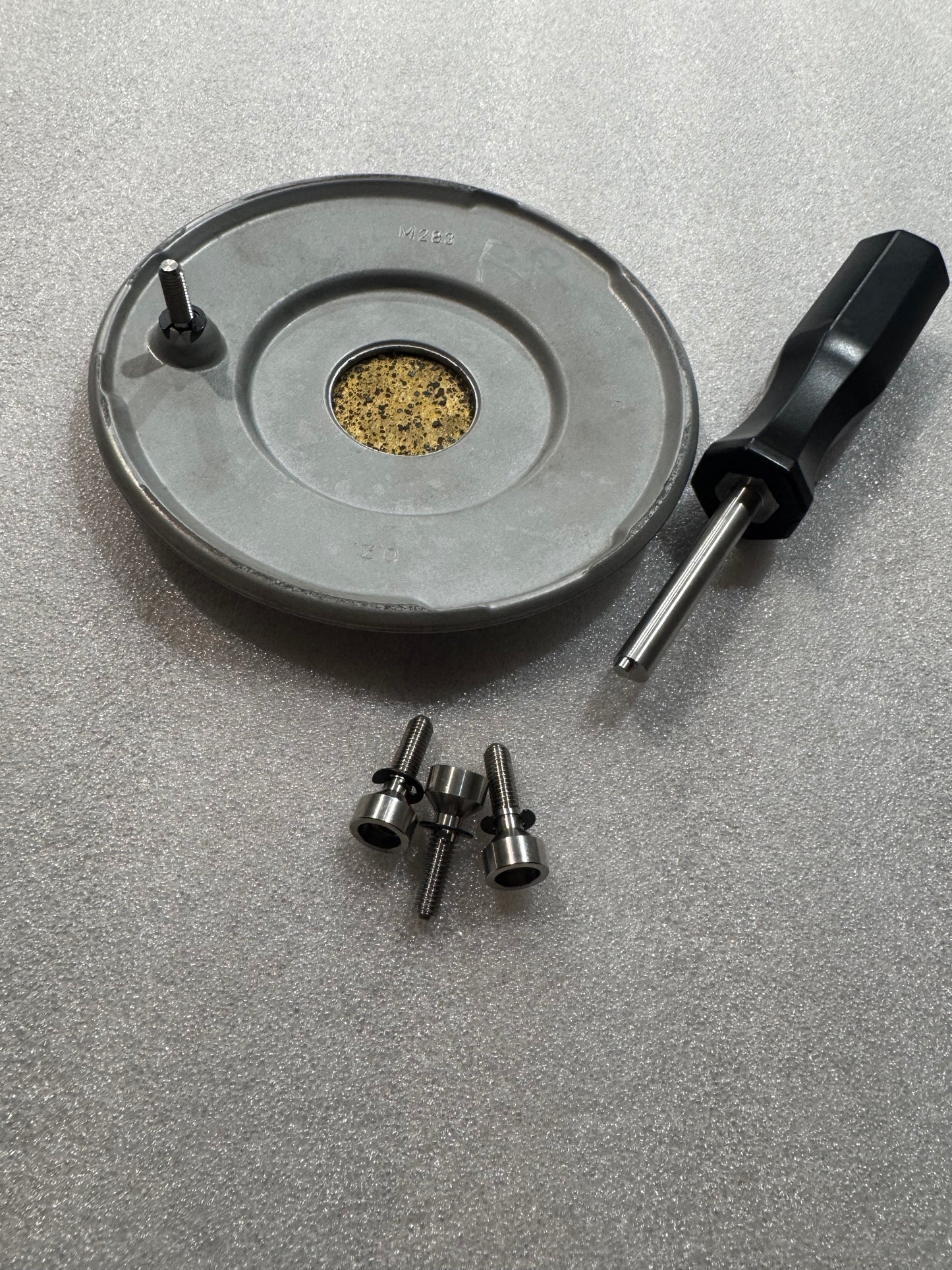 Security bolts and special tool for OZ Racing wheels caps.