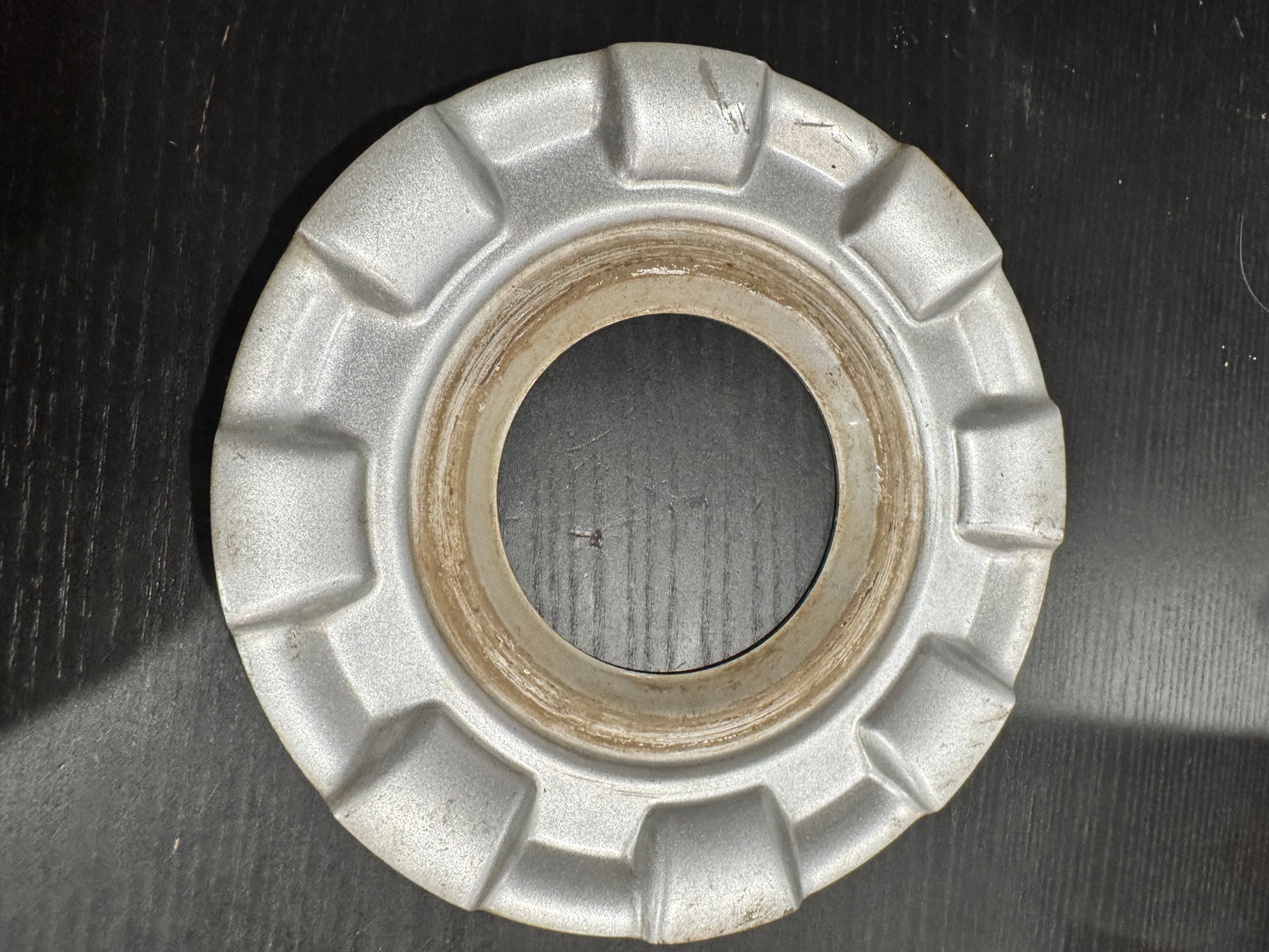 Single authentic 18” BBS RS2 waffle. Part number : 0924375