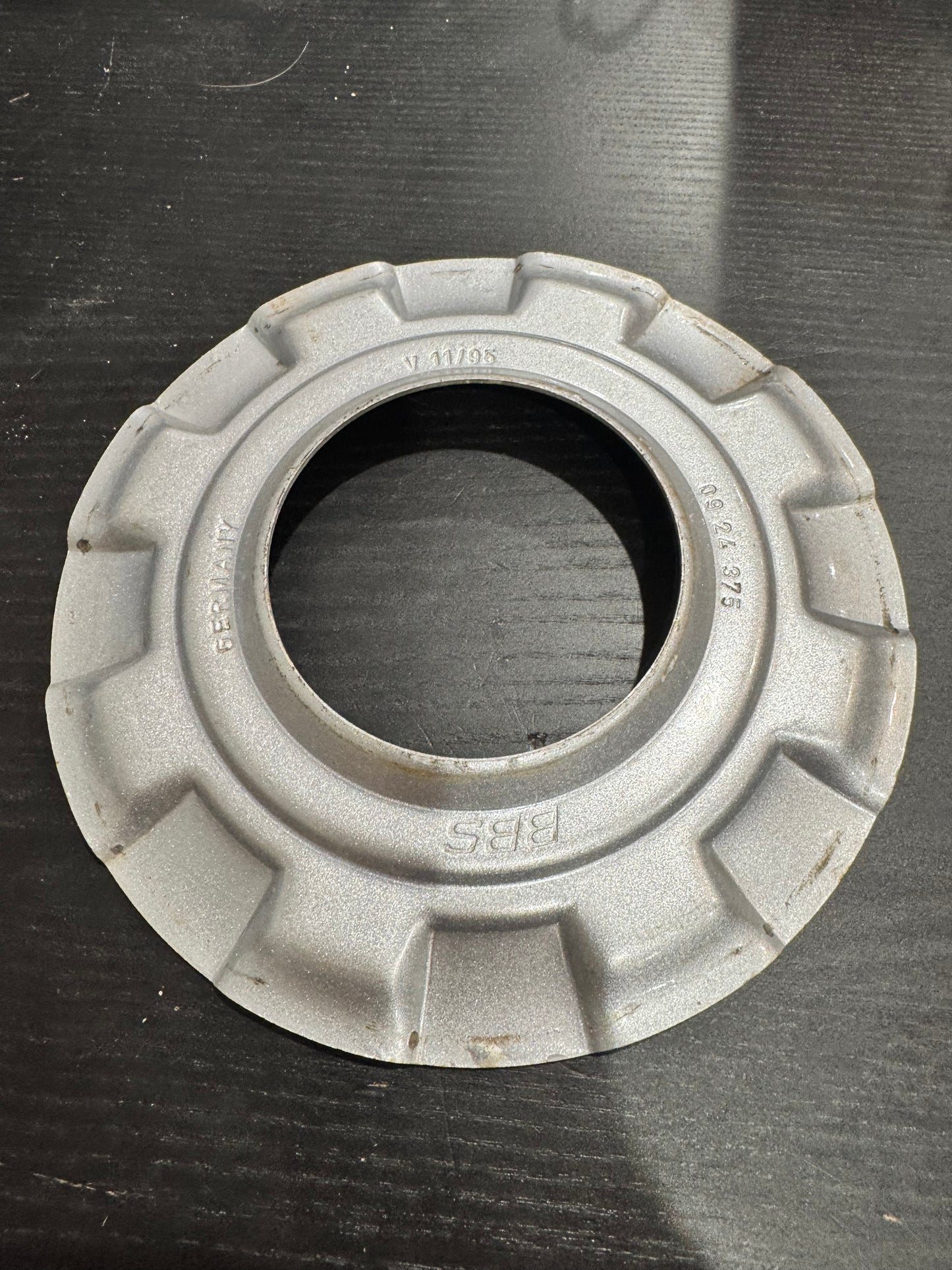 Single authentic 18” BBS RS2 waffle. Part number : 0924375