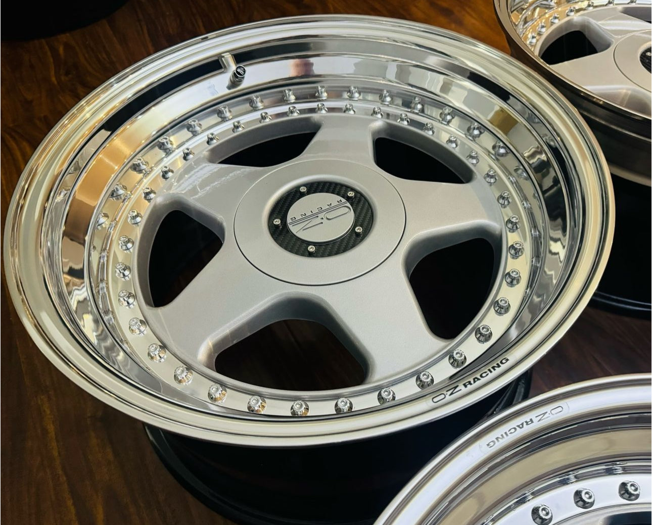 17” OZ Racing Futura 5x120 CB . 72,56mm.
BMW E34 M5 E39 E24 M6 E28 E36 E30 M3