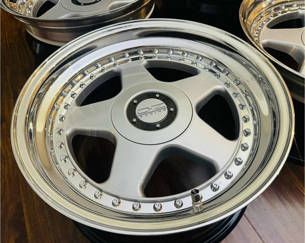 17” OZ Racing Futura 5x120 CB . 72,56mm.
BMW E34 M5 E39 E24 M6 E28 E36 E30 M3