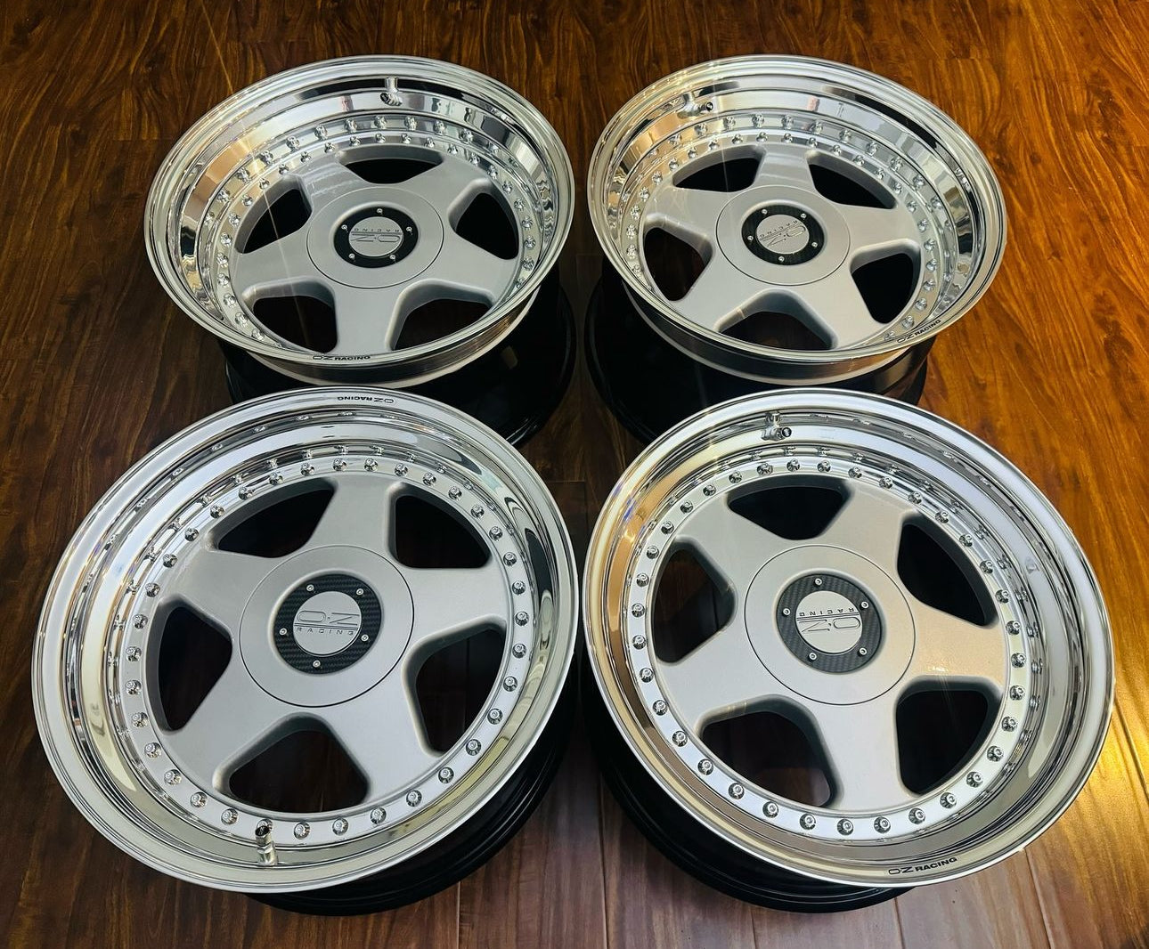 17” OZ Racing Futura 5x120 CB . 72,56mm.
BMW E34 M5 E39 E24 M6 E28 E36 E30 M3