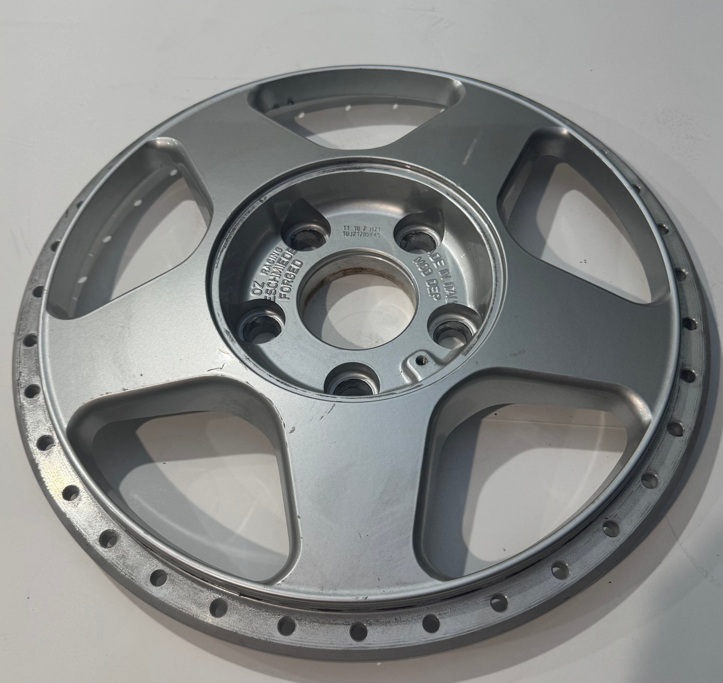 Oz Racing Futura 5x114,3 single Face NOS BMW 17” 35 holes.